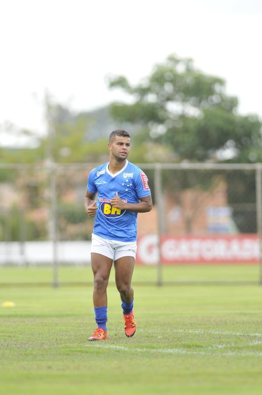 Pela primeira vez em 2016, os jogadores do Cruzeiro foram a campo na Toca da Raposa II. Entretanto, a bola rolou apenas pela manh, com treino tcnico. A tarde desta sexta-feira foi reservada a atividades orientadas pelos preparadores fsicos.