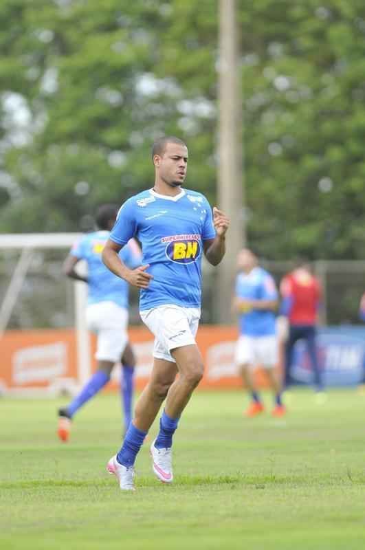Pela primeira vez em 2016, os jogadores do Cruzeiro foram a campo na Toca da Raposa II. Entretanto, a bola rolou apenas pela manh, com treino tcnico. A tarde desta sexta-feira foi reservada a atividades orientadas pelos preparadores fsicos.