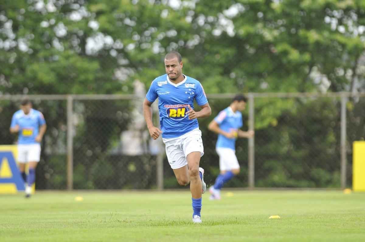 Pela primeira vez em 2016, os jogadores do Cruzeiro foram a campo na Toca da Raposa II. Entretanto, a bola rolou apenas pela manh, com treino tcnico. A tarde desta sexta-feira foi reservada a atividades orientadas pelos preparadores fsicos.