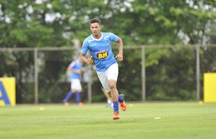 Pela primeira vez em 2016, os jogadores do Cruzeiro foram a campo na Toca da Raposa II. Entretanto, a bola rolou apenas pela manh, com treino tcnico. A tarde desta sexta-feira foi reservada a atividades orientadas pelos preparadores fsicos.