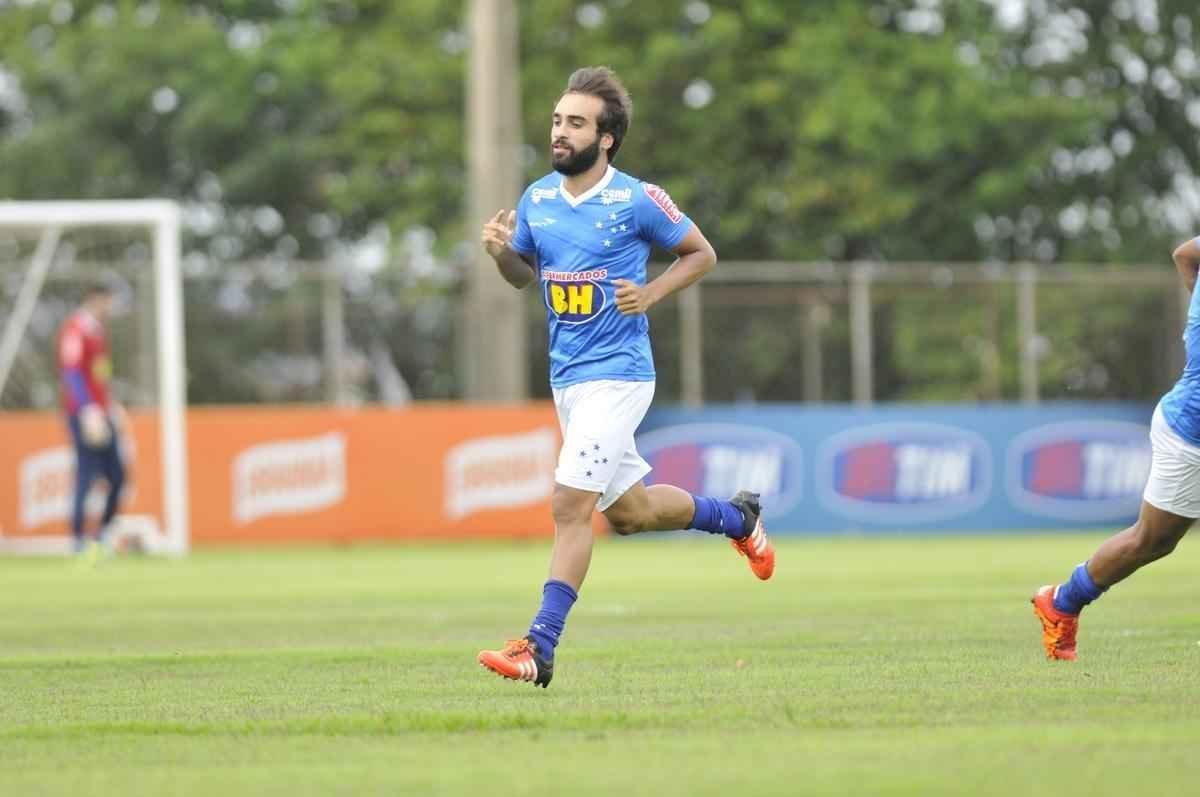 Pela primeira vez em 2016, os jogadores do Cruzeiro foram a campo na Toca da Raposa II. Entretanto, a bola rolou apenas pela manh, com treino tcnico. A tarde desta sexta-feira foi reservada a atividades orientadas pelos preparadores fsicos.
