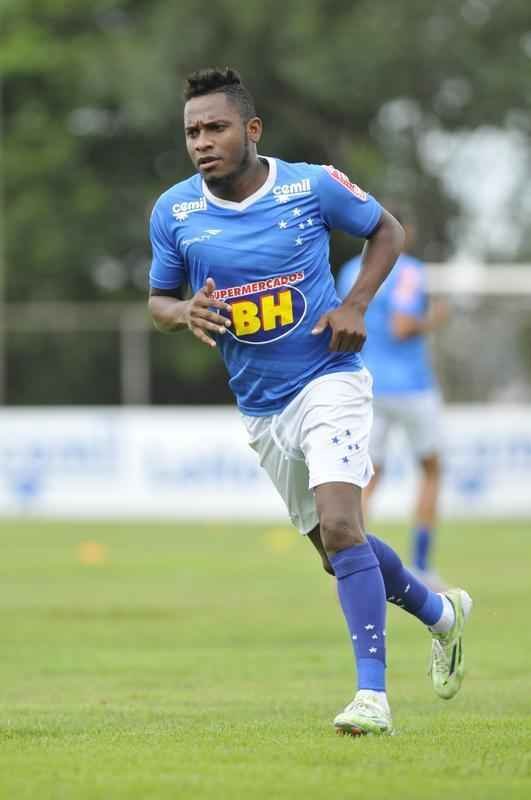 Pela primeira vez em 2016, os jogadores do Cruzeiro foram a campo na Toca da Raposa II. Entretanto, a bola rolou apenas pela manh, com treino tcnico. A tarde desta sexta-feira foi reservada a atividades orientadas pelos preparadores fsicos.