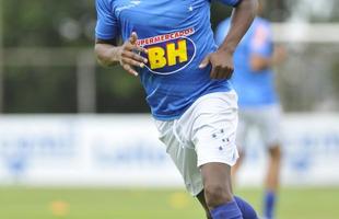 Pela primeira vez em 2016, os jogadores do Cruzeiro foram a campo na Toca da Raposa II. Entretanto, a bola rolou apenas pela manh, com treino tcnico. A tarde desta sexta-feira foi reservada a atividades orientadas pelos preparadores fsicos.