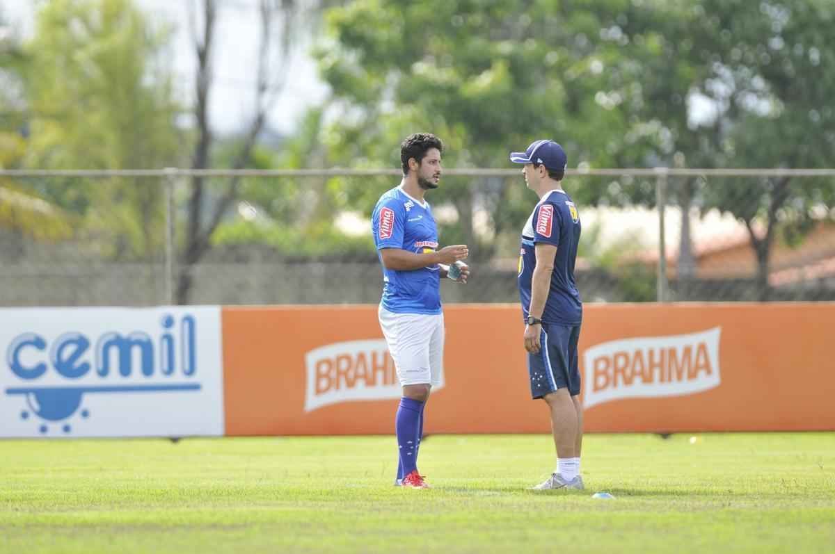 Pela primeira vez em 2016, os jogadores do Cruzeiro foram a campo na Toca da Raposa II. Entretanto, a bola rolou apenas pela manh, com treino tcnico. A tarde desta sexta-feira foi reservada a atividades orientadas pelos preparadores fsicos.