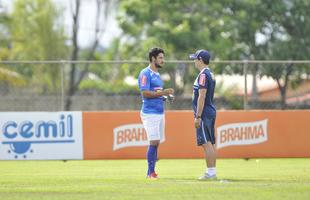 Pela primeira vez em 2016, os jogadores do Cruzeiro foram a campo na Toca da Raposa II. Entretanto, a bola rolou apenas pela manh, com treino tcnico. A tarde desta sexta-feira foi reservada a atividades orientadas pelos preparadores fsicos.