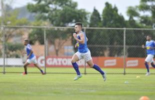 Pela primeira vez em 2016, os jogadores do Cruzeiro foram a campo na Toca da Raposa II. Entretanto, a bola rolou apenas pela manh, com treino tcnico. A tarde desta sexta-feira foi reservada a atividades orientadas pelos preparadores fsicos.