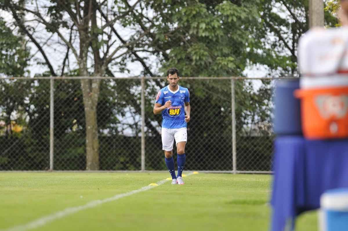 Pela primeira vez em 2016, os jogadores do Cruzeiro foram a campo na Toca da Raposa II. Entretanto, a bola rolou apenas pela manh, com treino tcnico. A tarde desta sexta-feira foi reservada a atividades orientadas pelos preparadores fsicos.