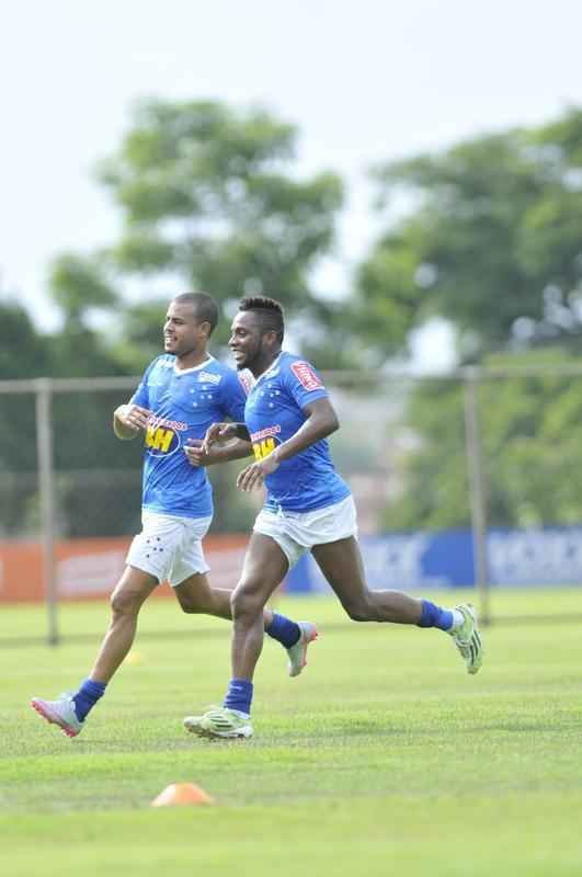 Pela primeira vez em 2016, os jogadores do Cruzeiro foram a campo na Toca da Raposa II. Entretanto, a bola rolou apenas pela manh, com treino tcnico. A tarde desta sexta-feira foi reservada a atividades orientadas pelos preparadores fsicos.