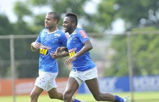 Pela primeira vez em 2016, os jogadores do Cruzeiro foram a campo na Toca da Raposa II. Entretanto, a bola rolou apenas pela manh, com treino tcnico. A tarde desta sexta-feira foi reservada a atividades orientadas pelos preparadores fsicos.