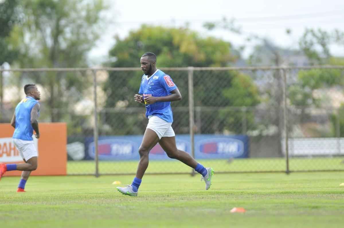 Pela primeira vez em 2016, os jogadores do Cruzeiro foram a campo na Toca da Raposa II. Entretanto, a bola rolou apenas pela manh, com treino tcnico. A tarde desta sexta-feira foi reservada a atividades orientadas pelos preparadores fsicos.