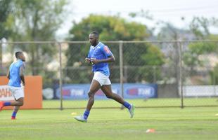 Pela primeira vez em 2016, os jogadores do Cruzeiro foram a campo na Toca da Raposa II. Entretanto, a bola rolou apenas pela manh, com treino tcnico. A tarde desta sexta-feira foi reservada a atividades orientadas pelos preparadores fsicos.