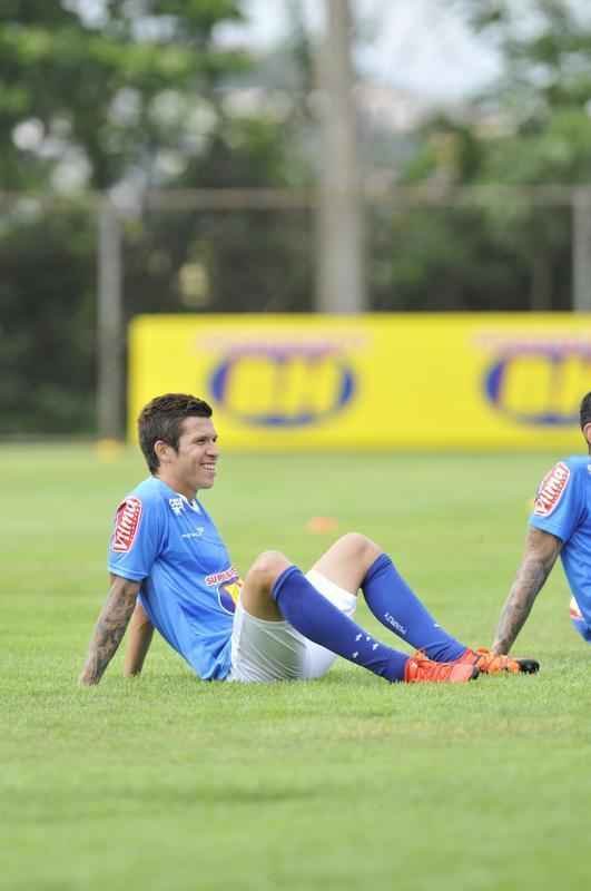 Pela primeira vez em 2016, os jogadores do Cruzeiro foram a campo na Toca da Raposa II. Entretanto, a bola rolou apenas pela manh, com treino tcnico. A tarde desta sexta-feira foi reservada a atividades orientadas pelos preparadores fsicos.