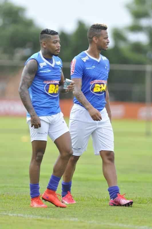 Pela primeira vez em 2016, os jogadores do Cruzeiro foram a campo na Toca da Raposa II. Entretanto, a bola rolou apenas pela manh, com treino tcnico. A tarde desta sexta-feira foi reservada a atividades orientadas pelos preparadores fsicos.