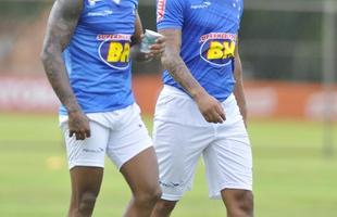 Pela primeira vez em 2016, os jogadores do Cruzeiro foram a campo na Toca da Raposa II. Entretanto, a bola rolou apenas pela manh, com treino tcnico. A tarde desta sexta-feira foi reservada a atividades orientadas pelos preparadores fsicos.