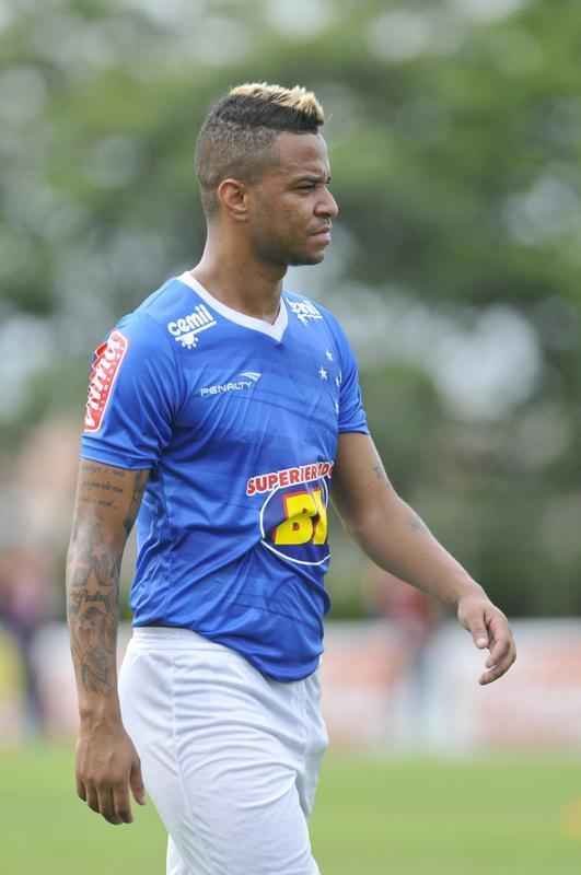 Pela primeira vez em 2016, os jogadores do Cruzeiro foram a campo na Toca da Raposa II. Entretanto, a bola rolou apenas pela manh, com treino tcnico. A tarde desta sexta-feira foi reservada a atividades orientadas pelos preparadores fsicos.