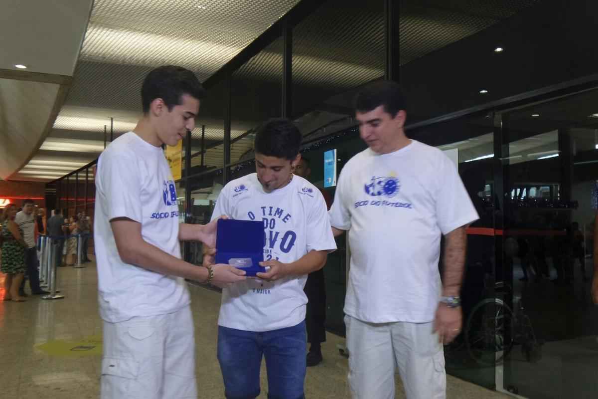 Reforo do Cruzeiro foi recepcionado por scios do futebol, que deram carto a Pisano