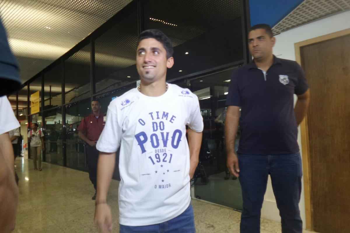 Reforo do Cruzeiro foi recepcionado por scios do futebol, que deram carto a Pisano