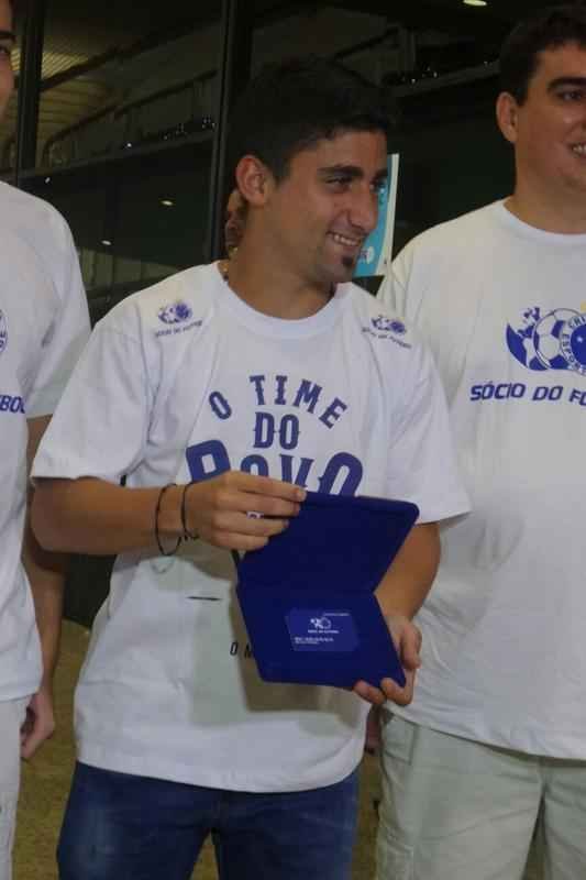 Reforo do Cruzeiro foi recepcionado por scios do futebol, que deram carto a Pisano