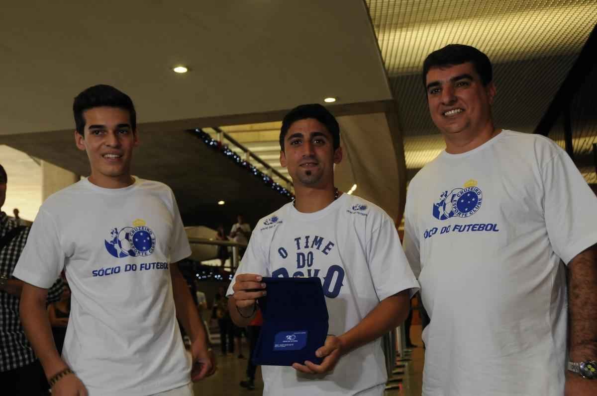 Reforo do Cruzeiro foi recepcionado por scios do futebol, que deram carto a Pisano