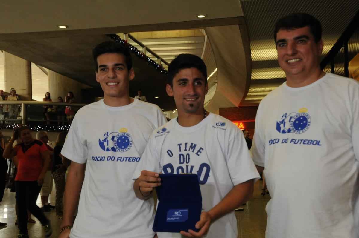Reforo do Cruzeiro foi recepcionado por scios do futebol, que deram carto a Pisano