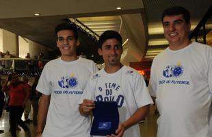 Reforo do Cruzeiro foi recepcionado por scios do futebol, que deram carto a Pisano