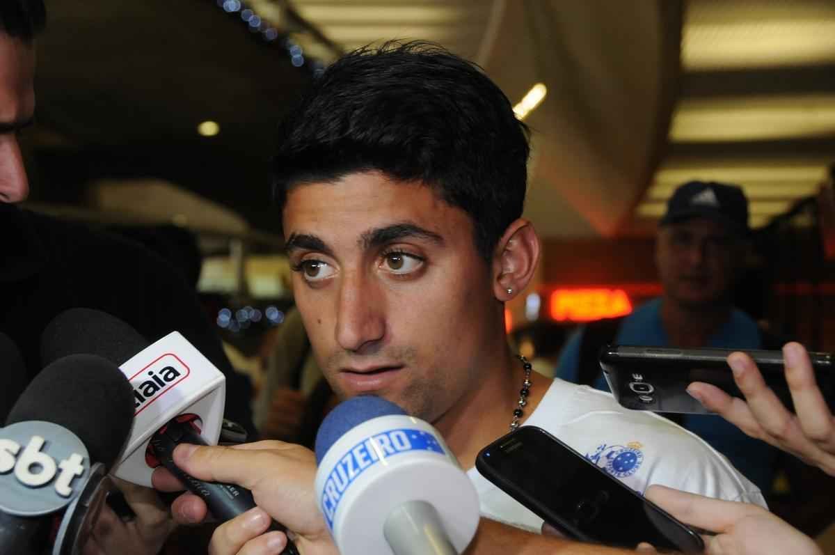 Reforo do Cruzeiro foi recepcionado por scios do futebol, que deram carto a Pisano