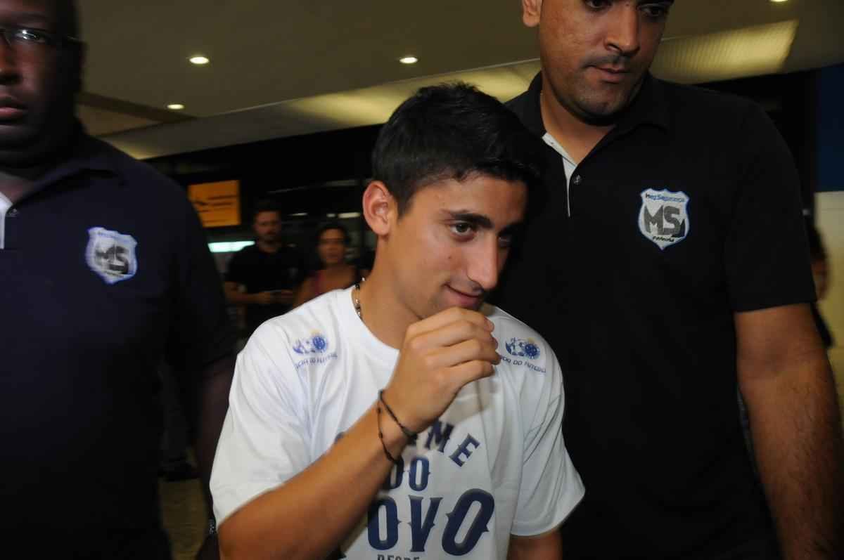 Reforo do Cruzeiro foi recepcionado por scios do futebol, que deram carto a Pisano