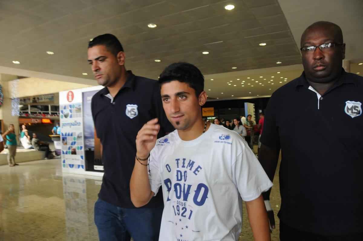 Reforo do Cruzeiro foi recepcionado por scios do futebol, que deram carto a Pisano