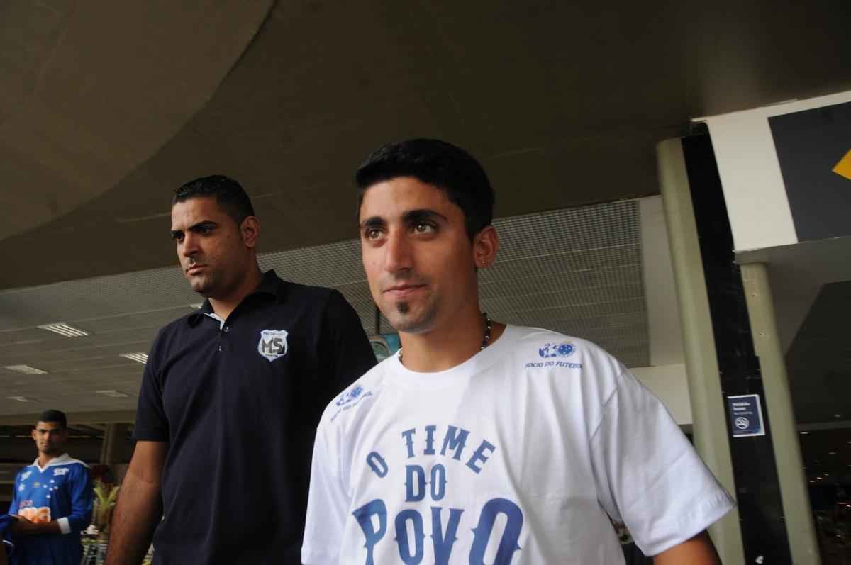 Reforo do Cruzeiro foi recepcionado por scios do futebol, que deram carto a Pisano