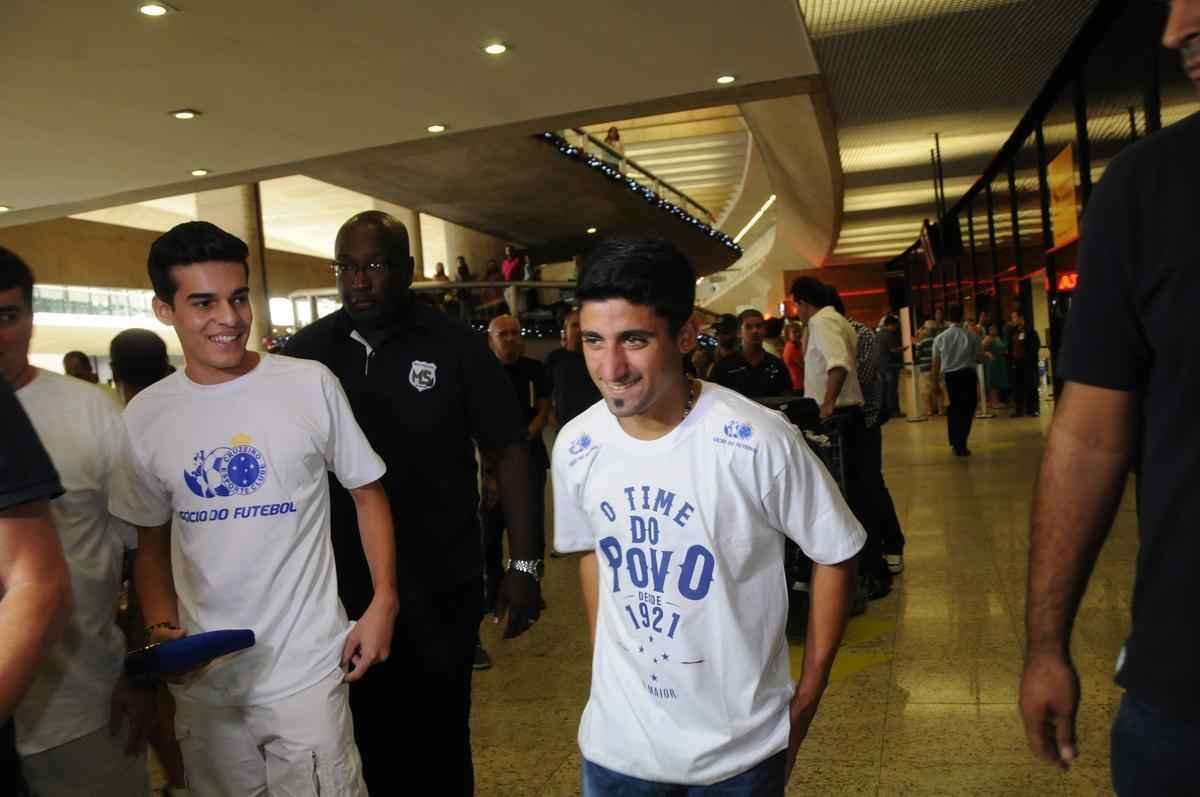 Reforo do Cruzeiro foi recepcionado por scios do futebol, que deram carto a Pisano