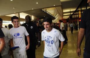 Reforo do Cruzeiro foi recepcionado por scios do futebol, que deram carto a Pisano