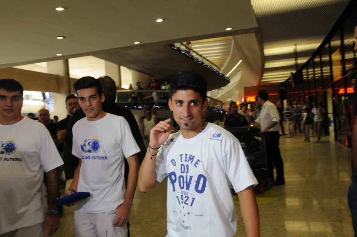 Reforo do Cruzeiro foi recepcionado por scios do futebol, que deram carto a Pisano