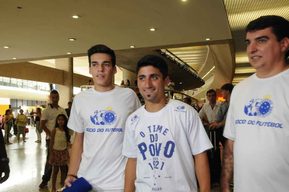 Reforo do Cruzeiro foi recepcionado por scios do futebol, que deram carto a Pisano