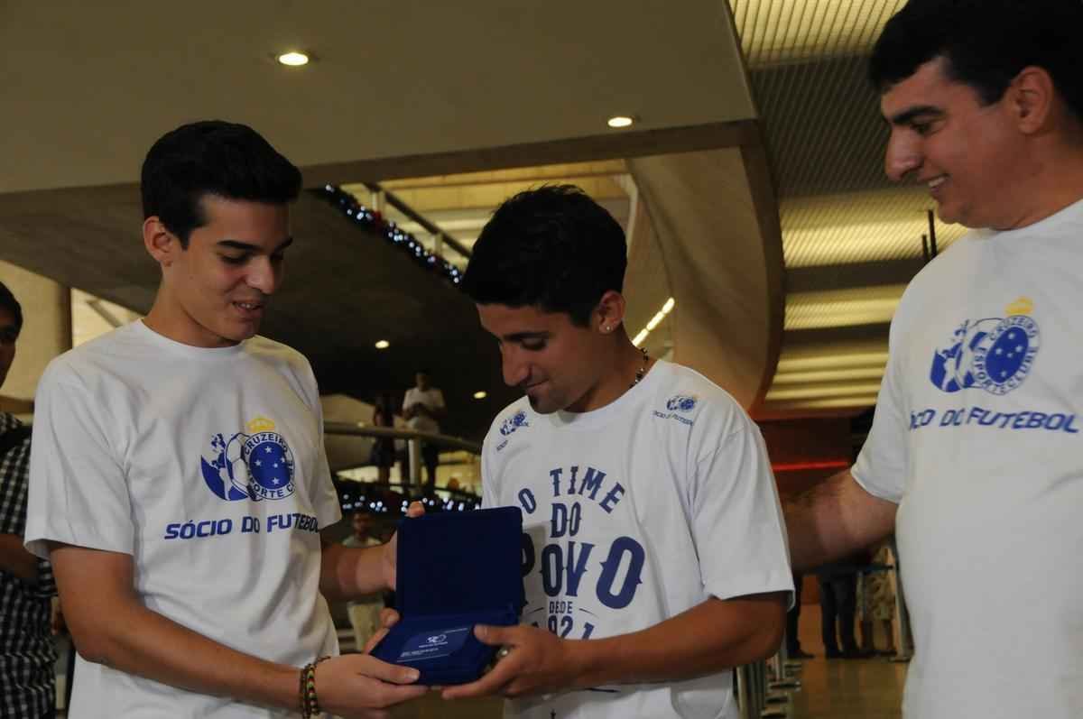 Reforo do Cruzeiro foi recepcionado por scios do futebol, que deram carto a Pisano