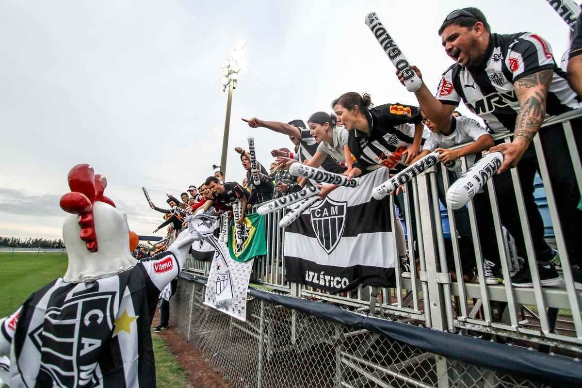 Mascote do Atltico faz sucesso com a torcida em treino antes da estreia do time na Florida Cup