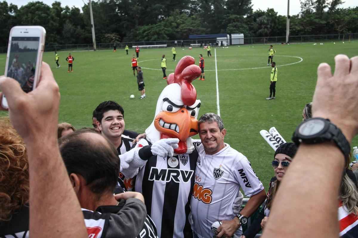 Mascote do Atltico faz sucesso com a torcida em treino antes da estreia do time na Florida Cup