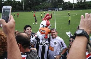 Mascote do Atltico faz sucesso com a torcida em treino antes da estreia do time na Florida Cup