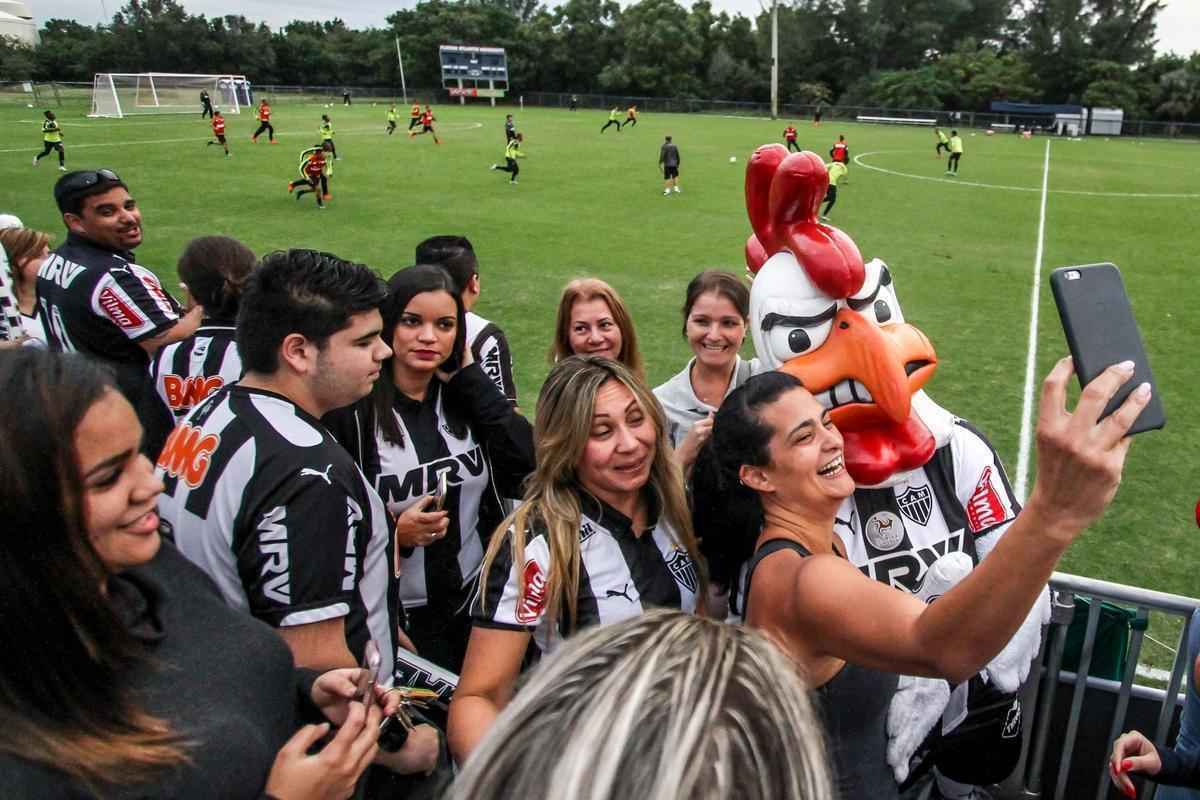 Mascote do Atltico faz sucesso com a torcida em treino antes da estreia do time na Florida Cup