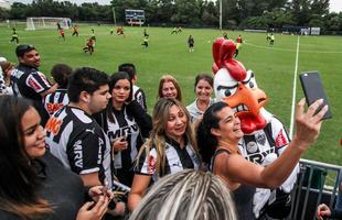 Mascote do Atltico faz sucesso com a torcida em treino antes da estreia do time na Florida Cup