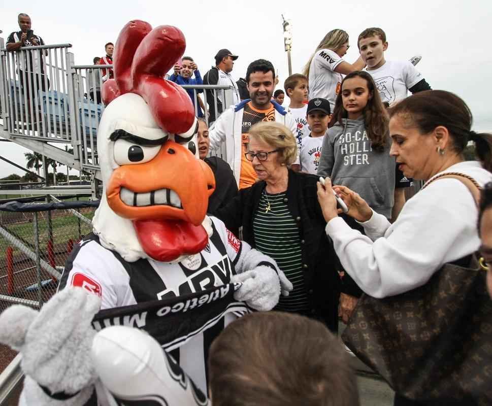 Mascote do Atltico faz sucesso com a torcida em treino antes da estreia do time na Florida Cup
