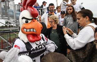 Mascote do Atltico faz sucesso com a torcida em treino antes da estreia do time na Florida Cup