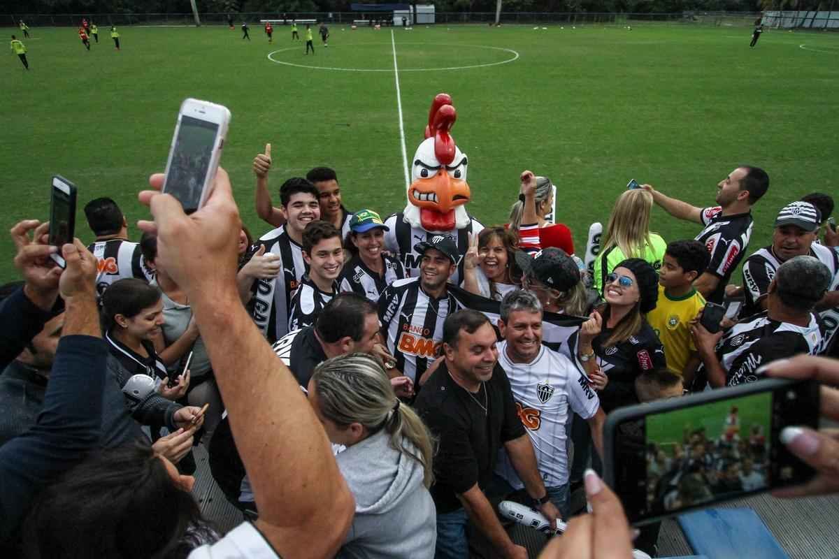 Mascote do Atltico faz sucesso com a torcida em treino antes da estreia do time na Florida Cup