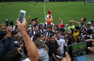 Mascote do Atltico faz sucesso com a torcida em treino antes da estreia do time na Florida Cup