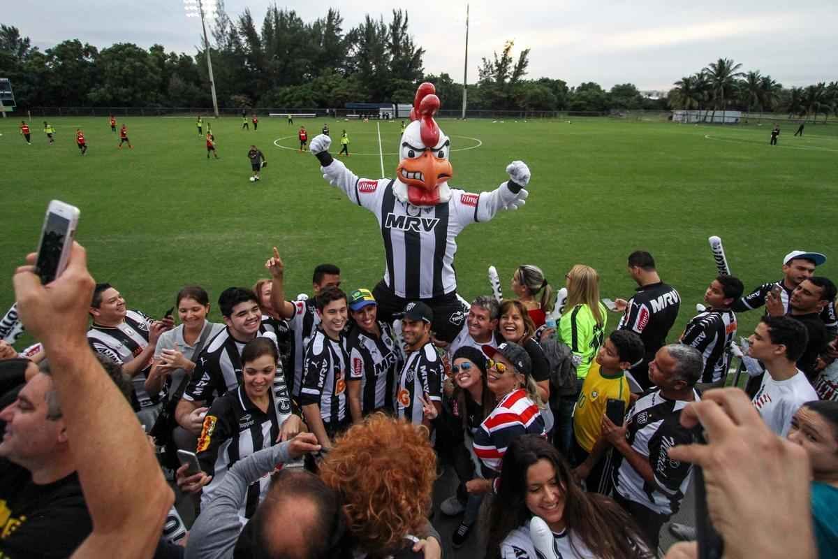 Mascote do Atltico faz sucesso com a torcida em treino antes da estreia do time na Florida Cup