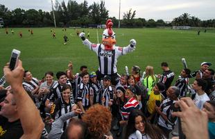 Mascote do Atltico faz sucesso com a torcida em treino antes da estreia do time na Florida Cup