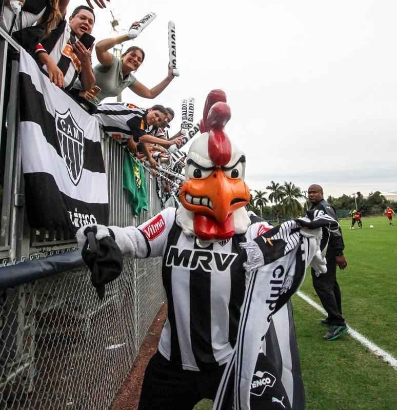 Mascote do Atltico faz sucesso com a torcida em treino antes da estreia do time na Florida Cup