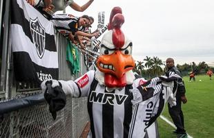 Mascote do Atltico faz sucesso com a torcida em treino antes da estreia do time na Florida Cup