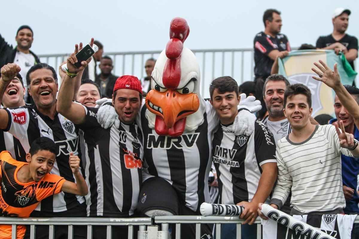 Mascote do Atltico faz sucesso com a torcida em treino antes da estreia do time na Florida Cup