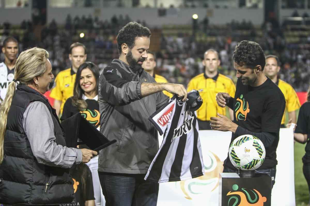 Meia Lincoln, ex-Atltico e Schalke, recebe homenagem antes de a bola rolar