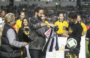 Meia Lincoln, ex-Atltico e Schalke, recebe homenagem antes de a bola rolar